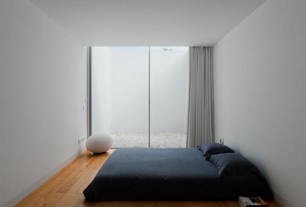 Camera da letto in stile minimalista con un materasso anziché un letto