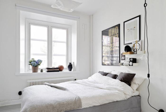 Piccola camera da letto beige nello stile del minimalismo