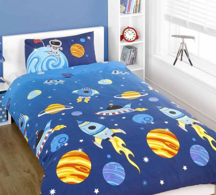 Biancheria da letto cosmica nella stanza dei bambini