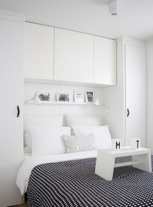 Interno camera da letto in stile minimalismo