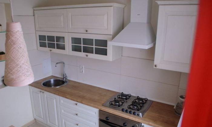 Design classico da cucina bianco con piano in legno