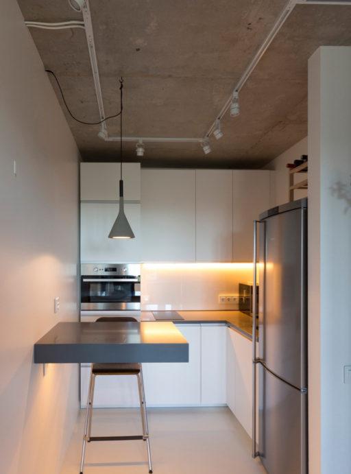 Soffitto in cemento in una piccola cucina a soppalco