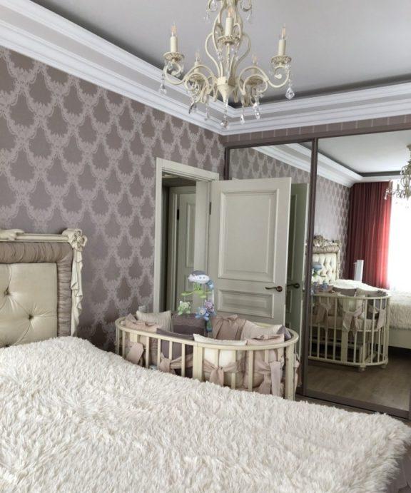 Design neoclassico di una camera da letto e un asilo in una stanza