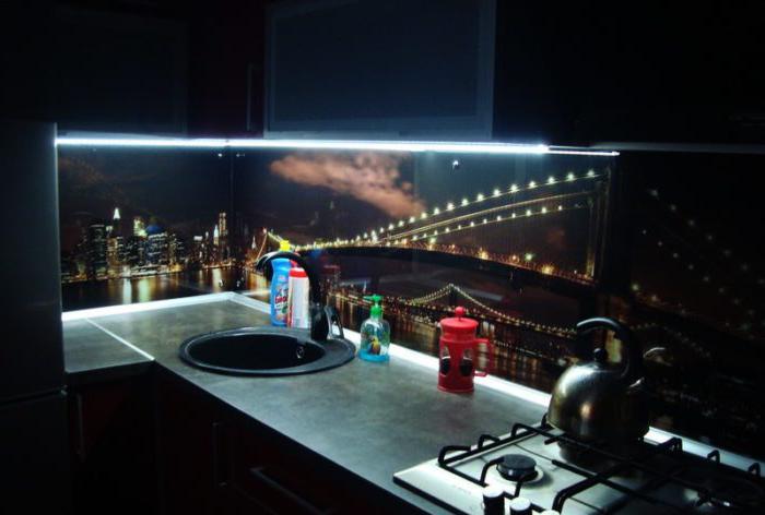 Illuminazione grembiule in vetro in cucina