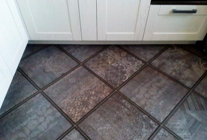 Piastrelle strutturate sul pavimento della cucina