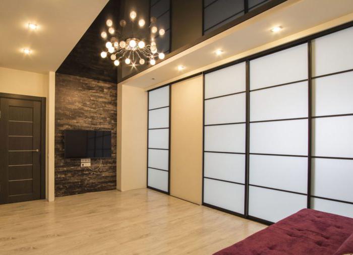 Moderno appartamento con soffitto nero