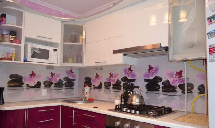 Disegno di fiori viola sulla pelle della cucina