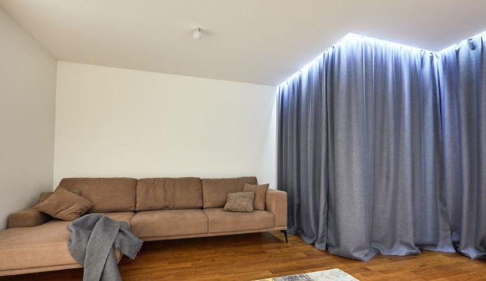 L'idea di tende in un salotto moderno