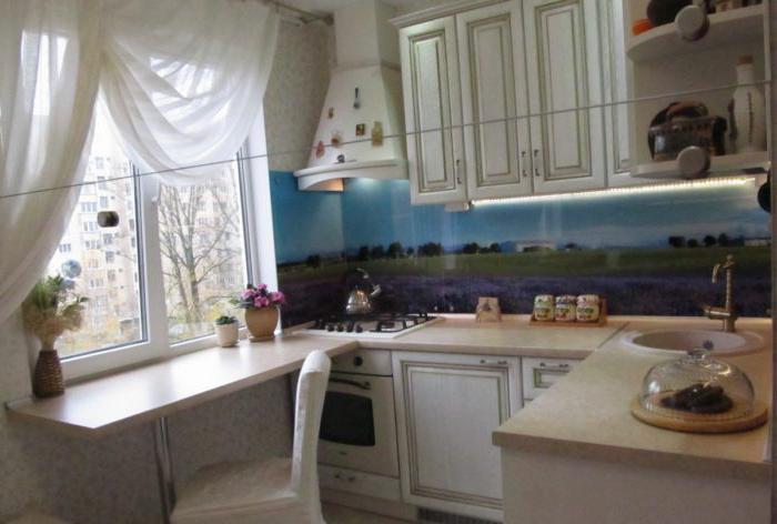 Paesaggio sul grembiule da cucina dietro il vetro