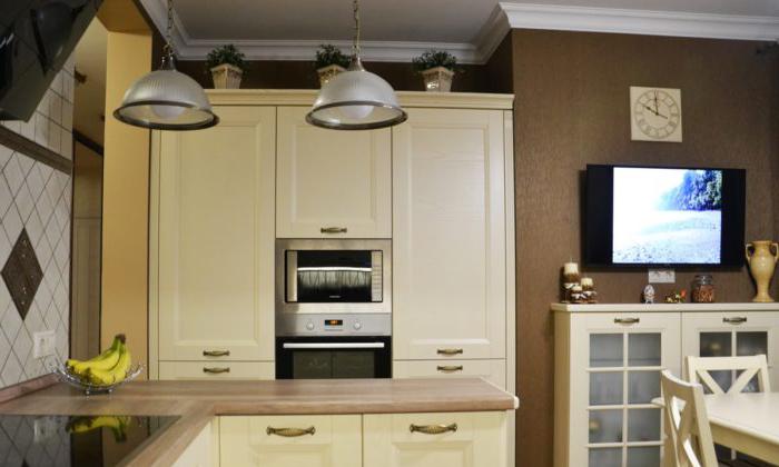Cucina classica bianca con piano in legno