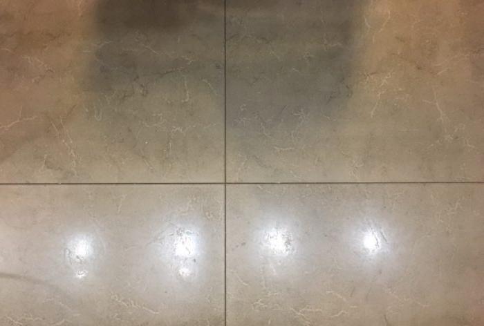 Malta di colore grigio per piastrelle sul pavimento della cucina