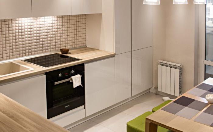 Elegante cucina moderna con piano di lavoro in legno