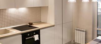 Elegante cucina moderna con piano di lavoro in legno