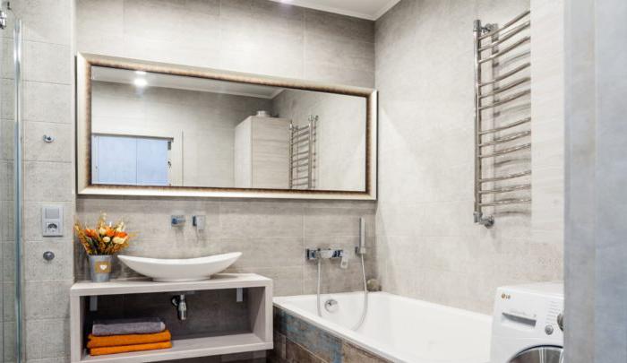 Design moderno alla moda di un bagno con servizi igienici