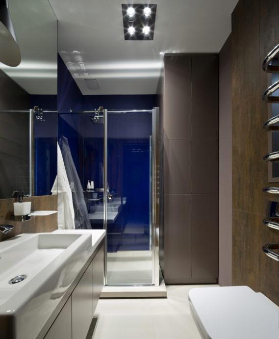 Piastrella marrone in bagno con doccia #designerinterior #bagno