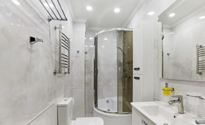 Design classico del bagno bianco