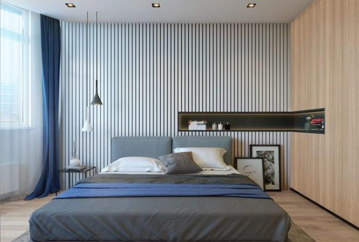 Camera da letto moderna con carta da parati a righe