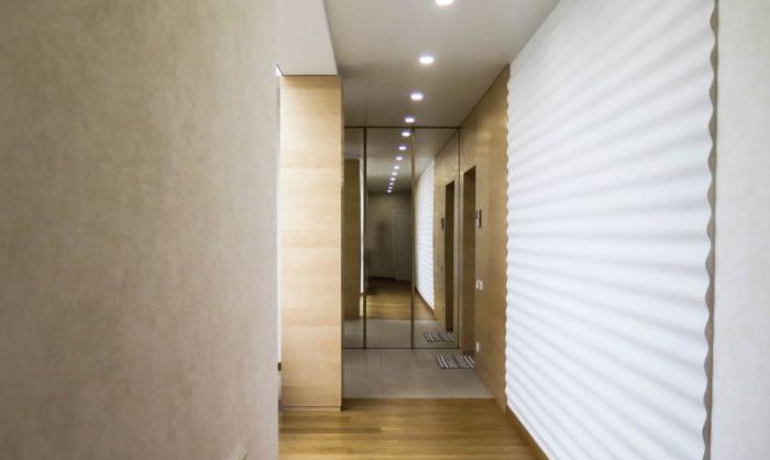 Design moderno del soffitto nel corridoio