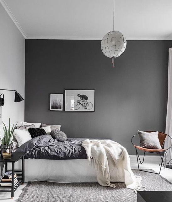 Le pareti della camera da letto sono di colore grigio scuro