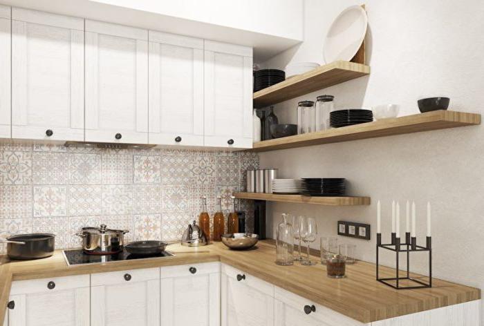 La combinazione di bianco e legno nel design della cucina