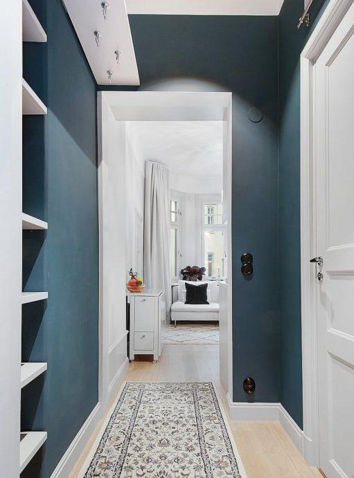 Il colore blu delle pareti in uno stretto corridoio