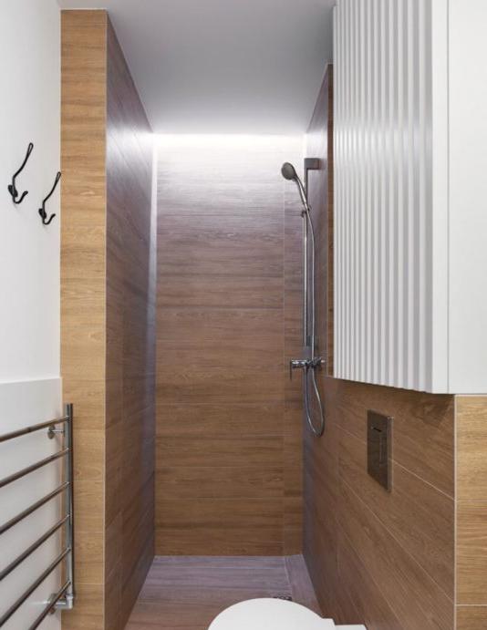 Zona doccia in piastrelle di legno
