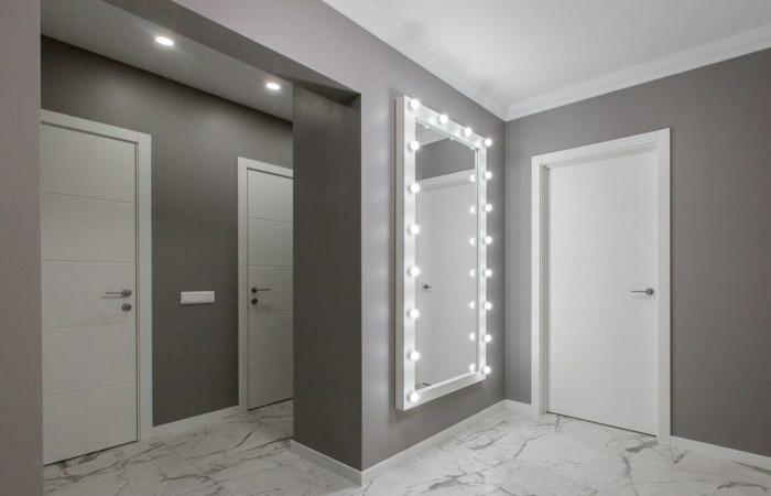 Specchio con lampade nel corridoio