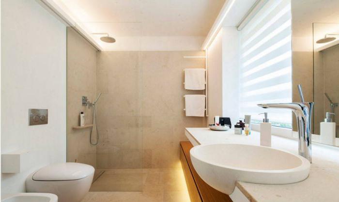 Design elegante del bagno con doccia