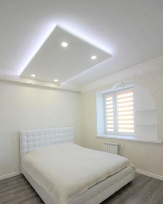 Design del soffitto in una piccola camera da letto