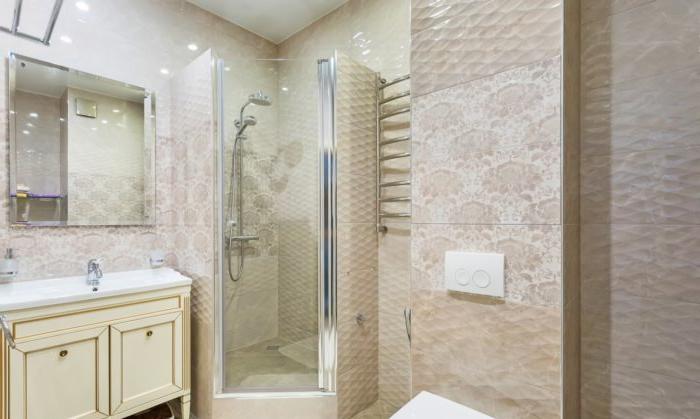 Design alla moda di piastrelle del bagno nell'appartamento
