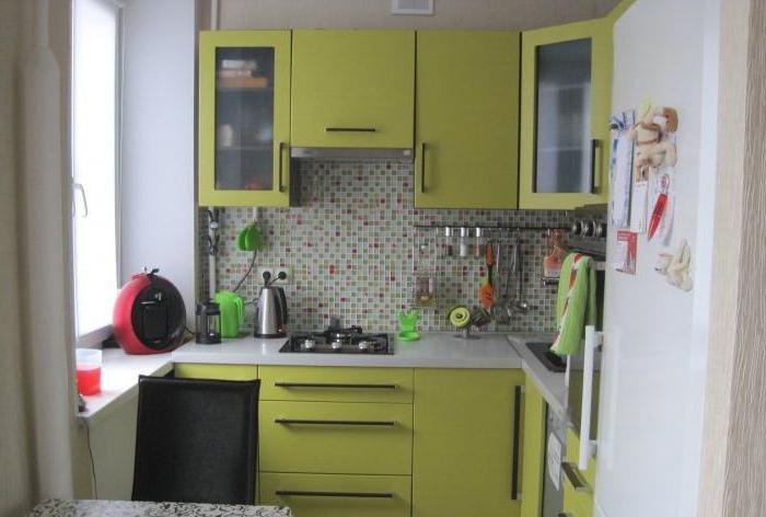 Facciate verde chiaro in una piccola cucina