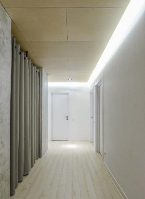 Illuminazione del soffitto nel corridoio attorno al perimetro