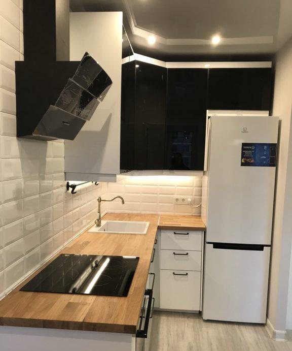 Design moderno di una piccola cucina con frigorifero