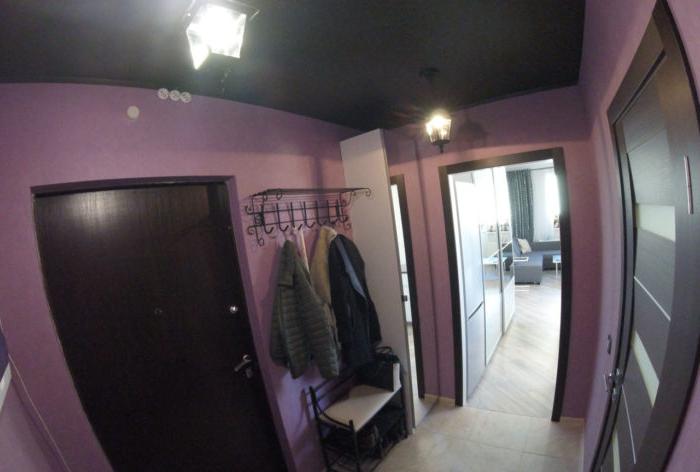 Soffitto nero lucido allungato nel corridoio viola