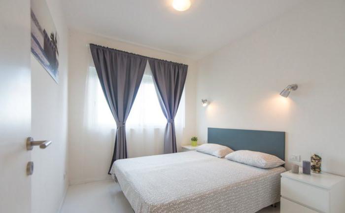 Interno camera da letto in stile minimalismo