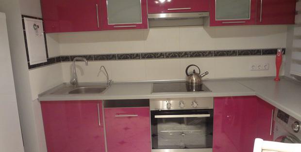 Set da cucina rosa per una piccola cucina
