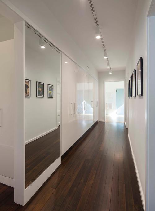 Foto reale del design del corridoio nell'appartamento
