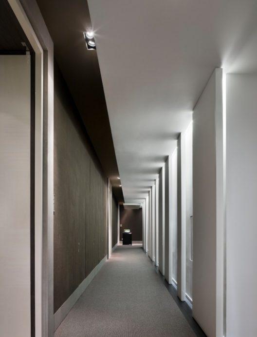 Intonaco decorativo grigio nel corridoio dell'ufficio