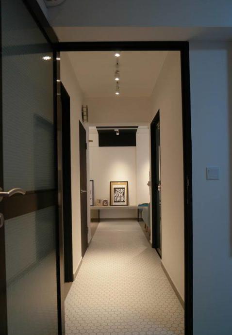 Corridoio moderno nell'appartamento