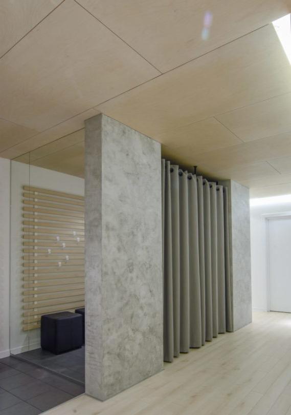 Intonaco decorativo grigio all'interno del corridoio