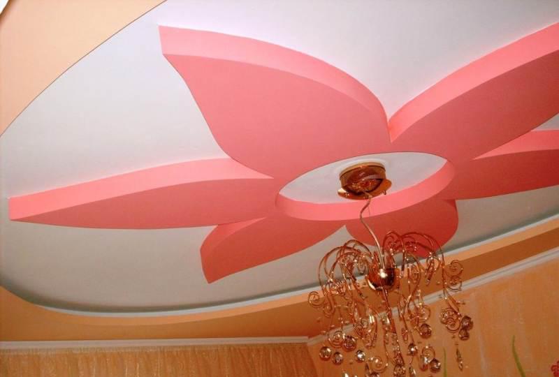 Fiore rosa di cartongesso sul soffitto