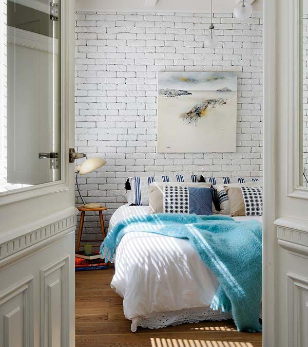 Mattoni bianchi nel design della camera da letto