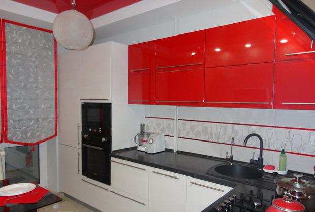Rosso nero bianco nel design della cucina