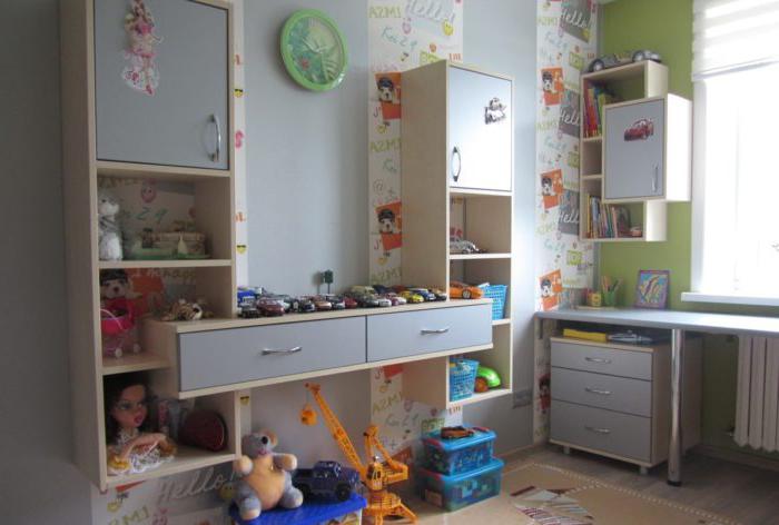 Scaffali mobili in un asilo nido per due bambini