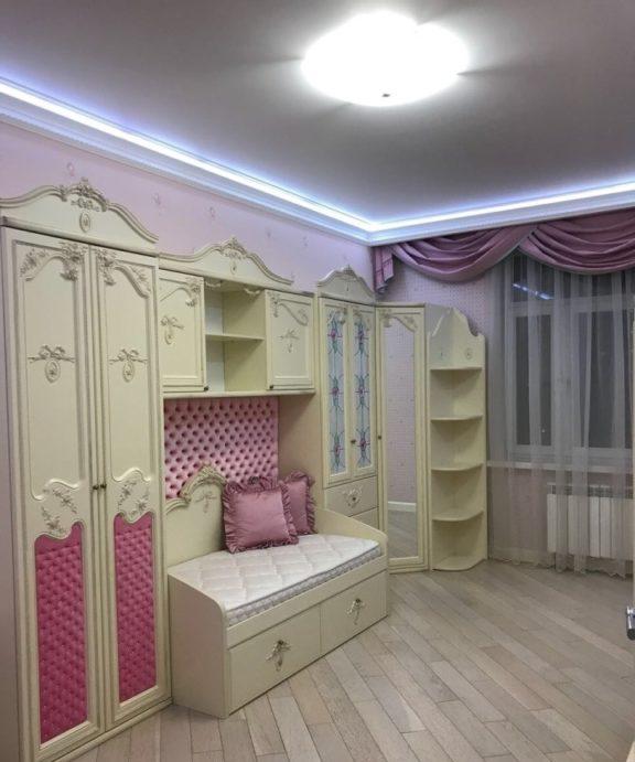 Parquet e soffitto con illuminazione nella stanza di due ragazze #designer interior #children