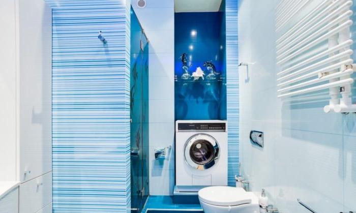 Piastrelle blu nel bagno combinato con lavatrice