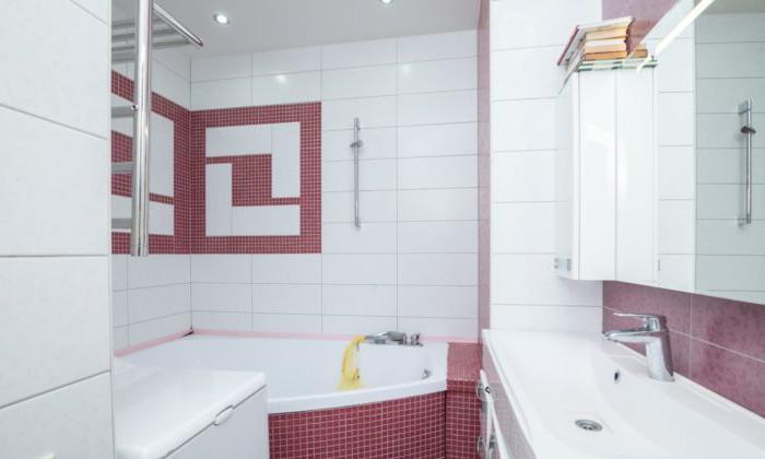 Interno moderno con 4 bagni quadrati con lavatrice
