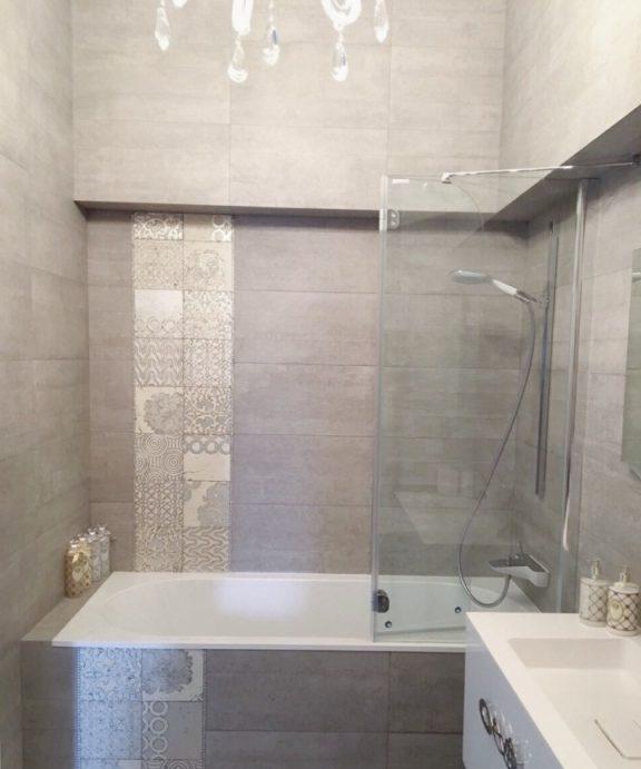 Design grigio di un piccolo bagno senza servizi igienici