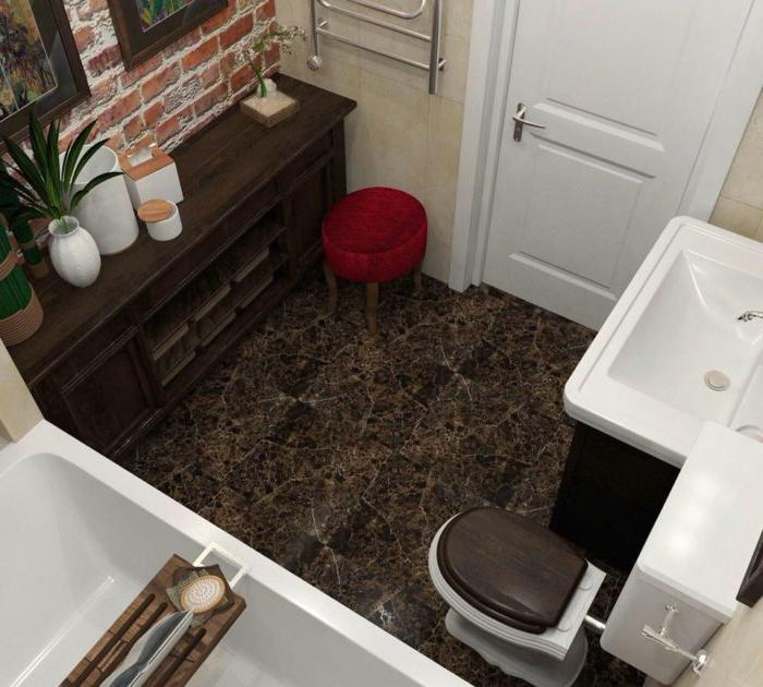 Piastrelle in marmo sul pavimento di un piccolo bagno