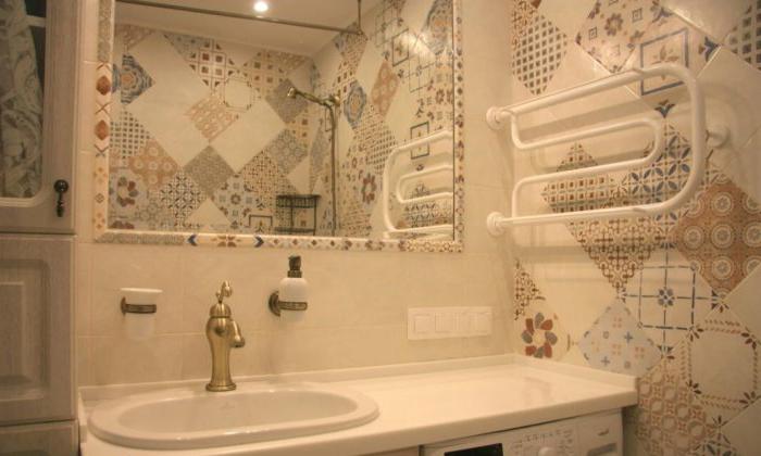 Design alla moda di un piccolo bagno nell'appartamento